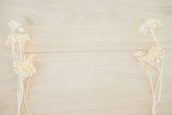 Fundo de textura de madeira com decoração de flor seca — Fotografia de Stock