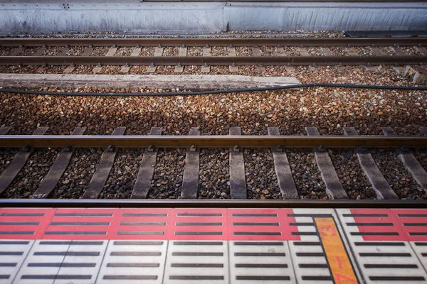 Tåg spår järnväg och väntar sökväg — Stockfoto