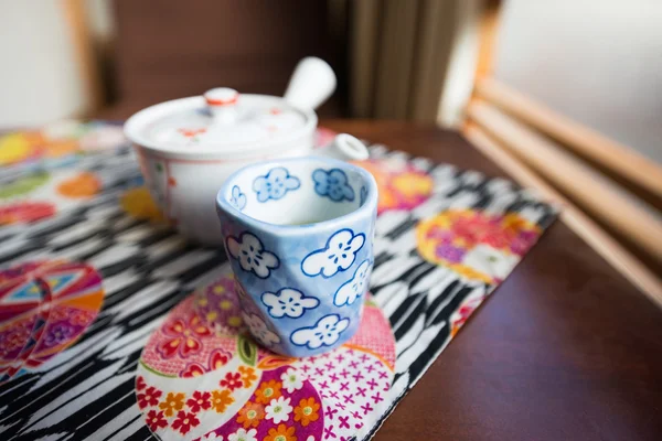 Lekkere kopje thee ingesteld op de tabel in de Ryokan — Stockfoto