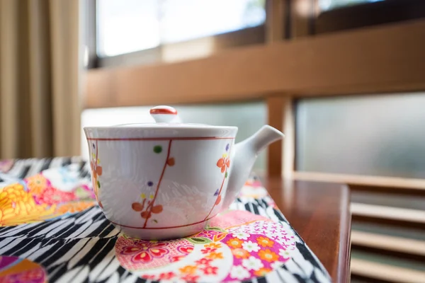 Tè mattutino apparecchiato sul tavolo a Ryokan — Foto Stock