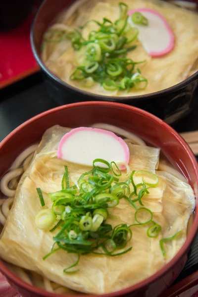 Weiße Nudeln mit heißer Suppe — Stockfoto