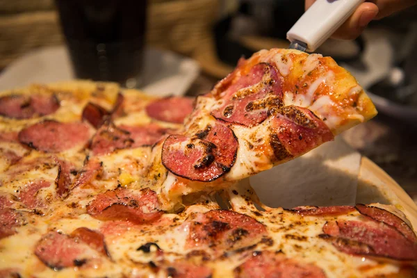 Тонкий пепеперони пицца крупным планом — стоковое фото