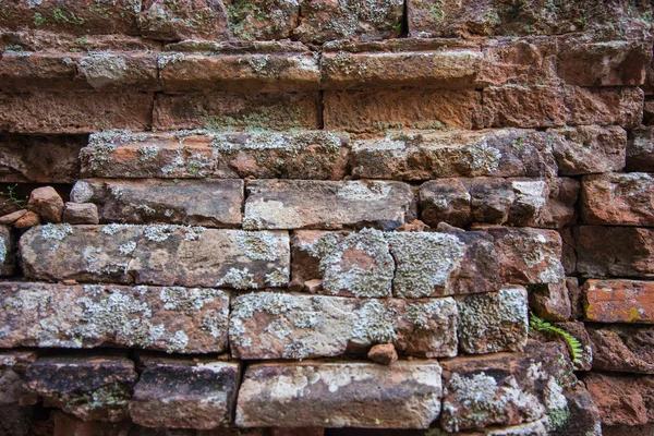 Alte und kaputte Ziegelsteinmauer — Stockfoto