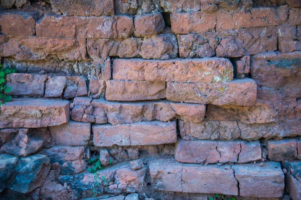 Alte und kaputte Ziegelsteinmauer — Stockfoto