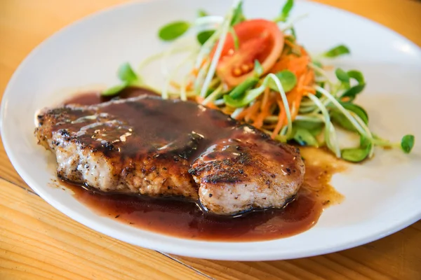 Saftige und schmackhafte Schweineschnitzel vom Grill — Stockfoto