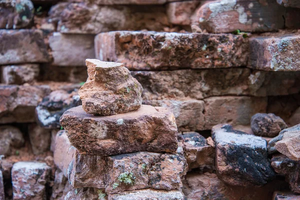 Alte und kaputte Ziegelsteinmauer — Stockfoto