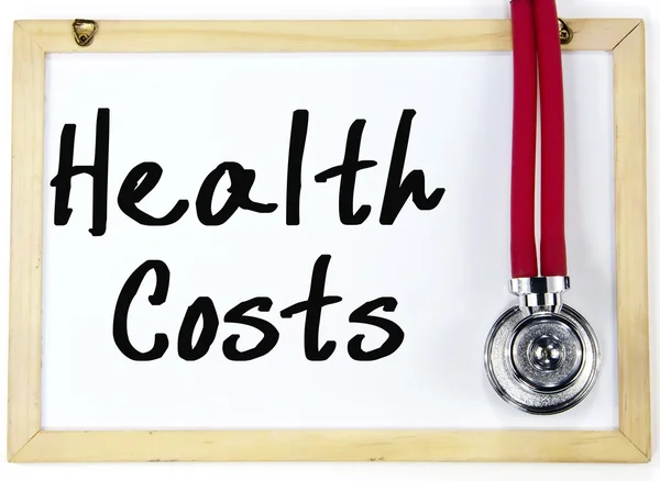 Sağlık maliyetleri metin yazma yazı tahtası üzerinde — Stok fotoğraf