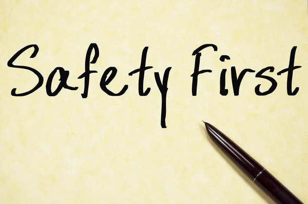 Safety first text schreiben auf Papier — Stockfoto
