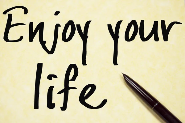 Genießen Sie Ihr Leben Text schreiben auf Papier — Stockfoto