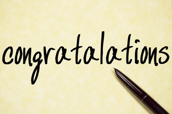 Congratalations word skriva på papper — Stockfoto