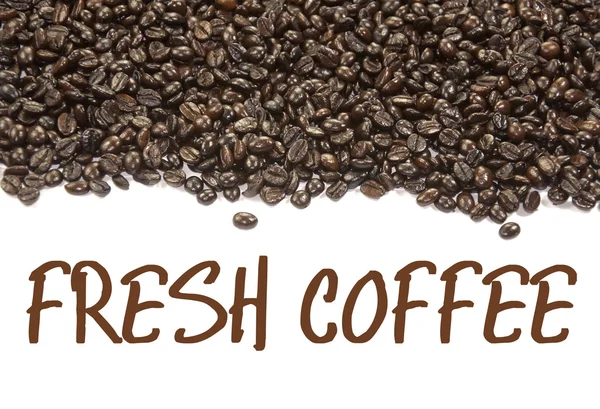 Una taza de café y granos de café de fondo —  Fotos de Stock