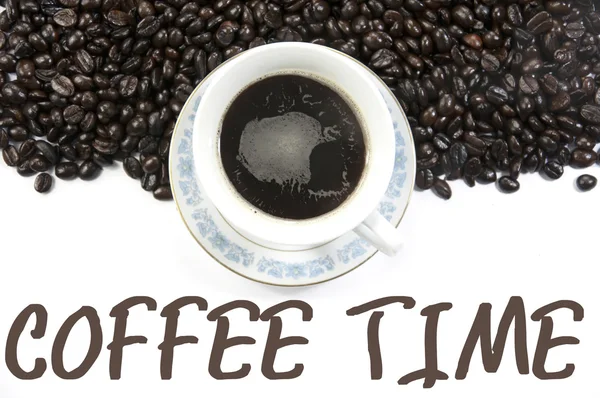Eine Tasse Kaffee und Kaffeebohnen Hintergrund — Stockfoto
