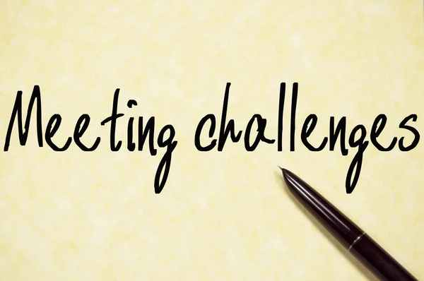 Reunión desafíos texto escribir en papel — Foto de Stock