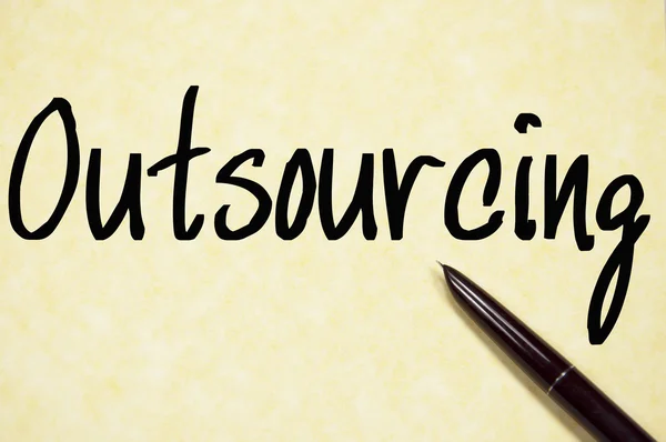 Outsourcing Wort schreiben auf Papier — Stockfoto
