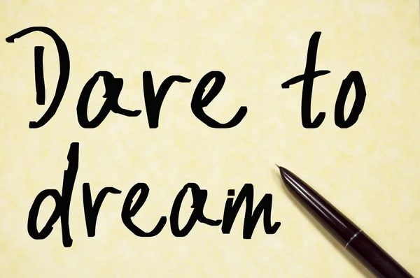 Atreverse a soñar texto escribir en papel —  Fotos de Stock