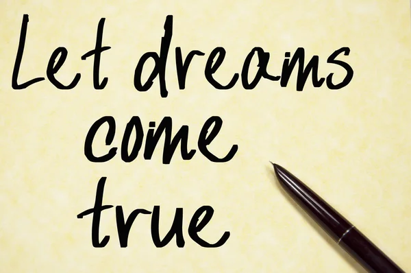 Deixar que os sonhos se tornem realidade texto escrever no papel — Fotografia de Stock