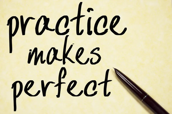 Praktyka czyni doskonały tekst pisać na papierze — Zdjęcie stockowe