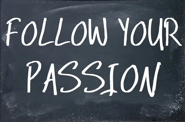 Följ din passion text skriva på tavlan — Stockfoto