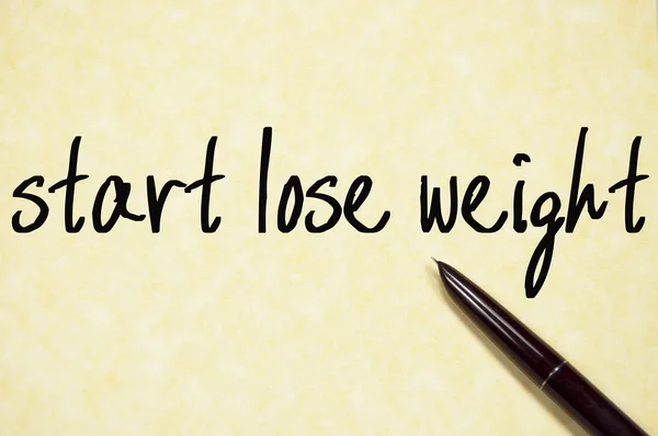Начать терять вес текст писать на бумаге — стоковое фото