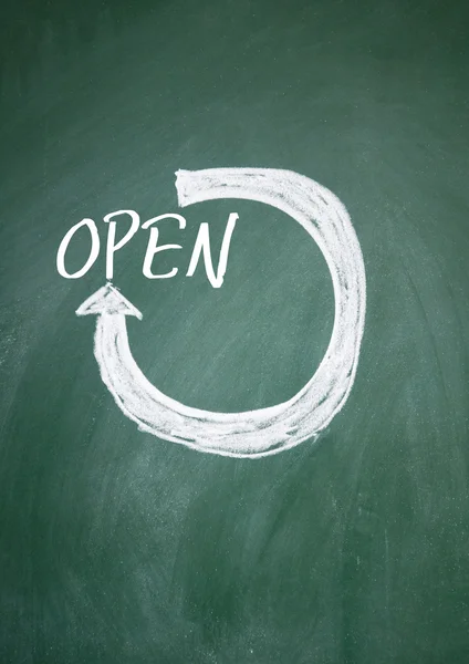 Open teken op blackboard — Stockfoto