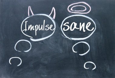 Melekler ve şeytanlar işareti yazı tahtası üzerinde düşünme