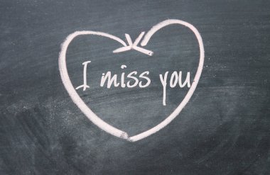 Yazı tahtası üzerinde metin ve kalp işareti özledim seni