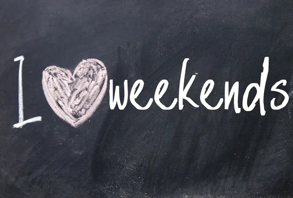 I love weekends text on board — стоковое фото