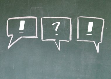 bir soru ve iki ünlem sohbet yazı tahtası üzerinde oturum açın