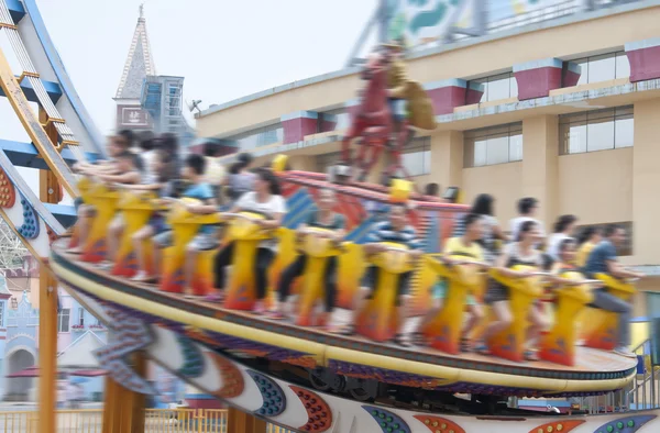 Im Freizeitpark über den Himmel schweben — Stockfoto