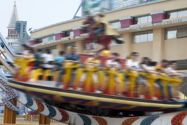 Volando por los cielos en el parque de atracciones — Foto de Stock