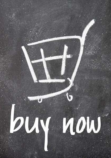 Comprar agora sinal de texto e carrinho de compras no quadro negro — Fotografia de Stock