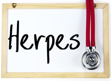 Herpes kelime yazma yazı tahtası üzerinde
