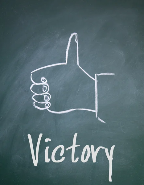 Victory sign on blackboard — Stock Photo, Image