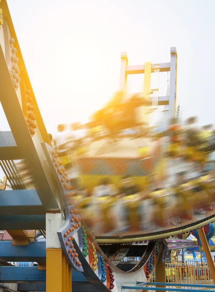 Planant à travers le ciel dans le parc d'attractions — Photo