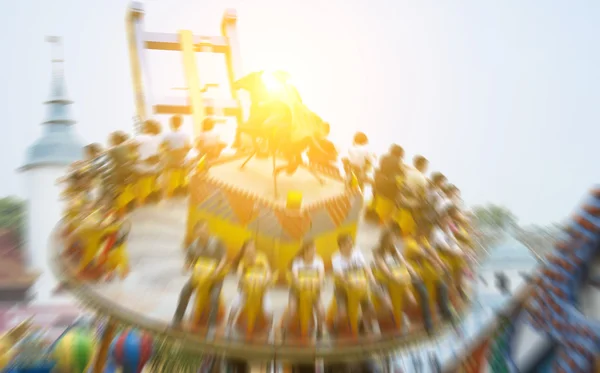 Im Freizeitpark über den Himmel schweben — Stockfoto