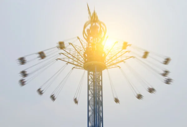 Flygande swing i nöjesparken — Stockfoto