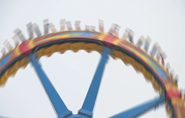 Super péndulo en el parque de atracciones Fotos de stock