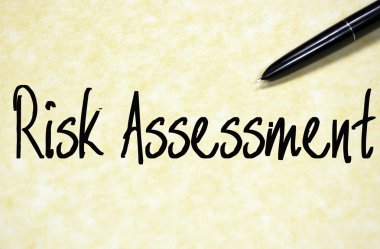 risk değerlendirmesi metin yazma kağıt üzerinde 