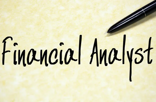Finansanalytiker text skriva på papper — Stockfoto