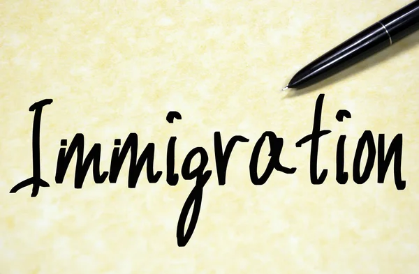Worttext zur Einwanderung auf Papier schreiben Stockfoto