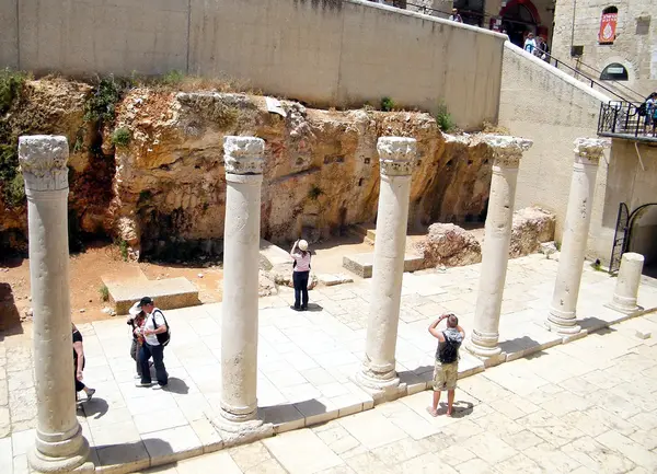 Colunas de Jerusalém Roman no bairro judeu 2010 — Fotografia de Stock