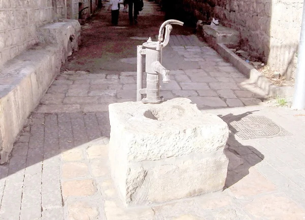 Иерусалимский старый водяной насос 2010 — стоковое фото
