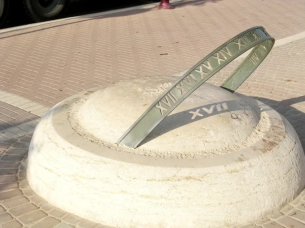 Or Yehuda Neve Savyon sun-dial 2003 — Stock Photo, Image