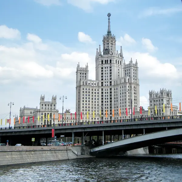 Moscou Highrise building sur le quai Kotelnicheskaya 2011 — Photo