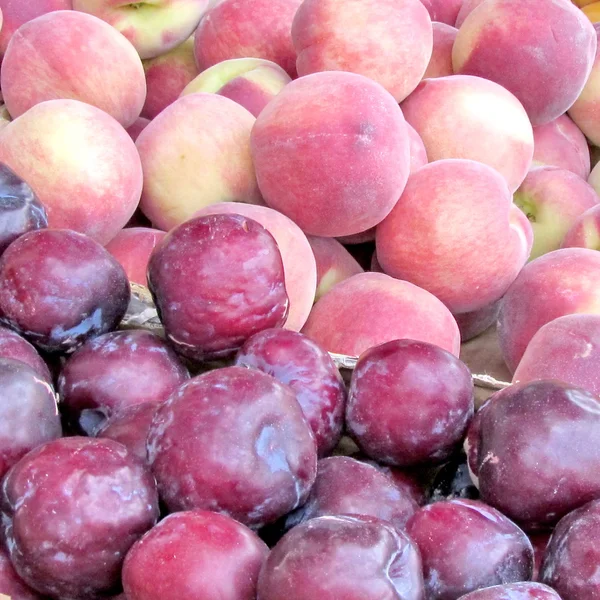 Tel Aviv Plums and peaches 2012 — Stock Photo, Image