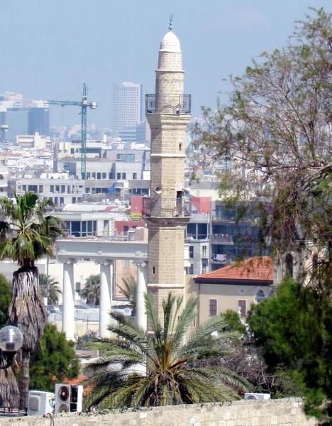 Jaffa minarete de la Mezquita Mahmoudiya contra Tel Aviv 2012 — Foto de Stock