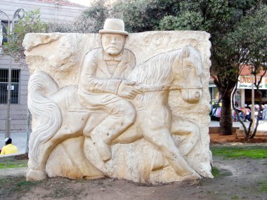 Petah tikva 2010 at üstünde bir adam bas Rölyef