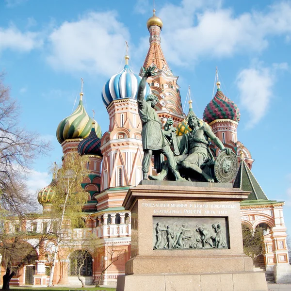 莫斯科米宁和波扎尔斯基纪念碑前圣罗勒 — 图库照片