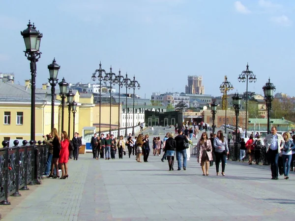 Mosca persone su un ponte patriarcale 2011 — Foto Stock