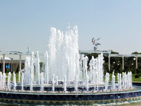 Tashkent fountain and Ezgulik Arch 2007 — Stock Photo, Image
